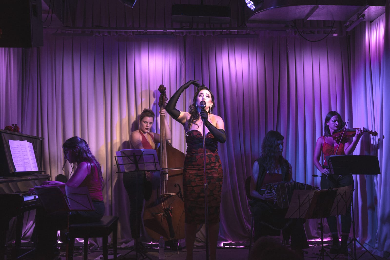 MUJERES A BUENOS AIRES - BILLIE CLUB - Imagen 2